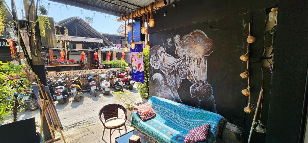 Funky Monkey Cnx - Guesthouse Chiang Mai Exterior foto